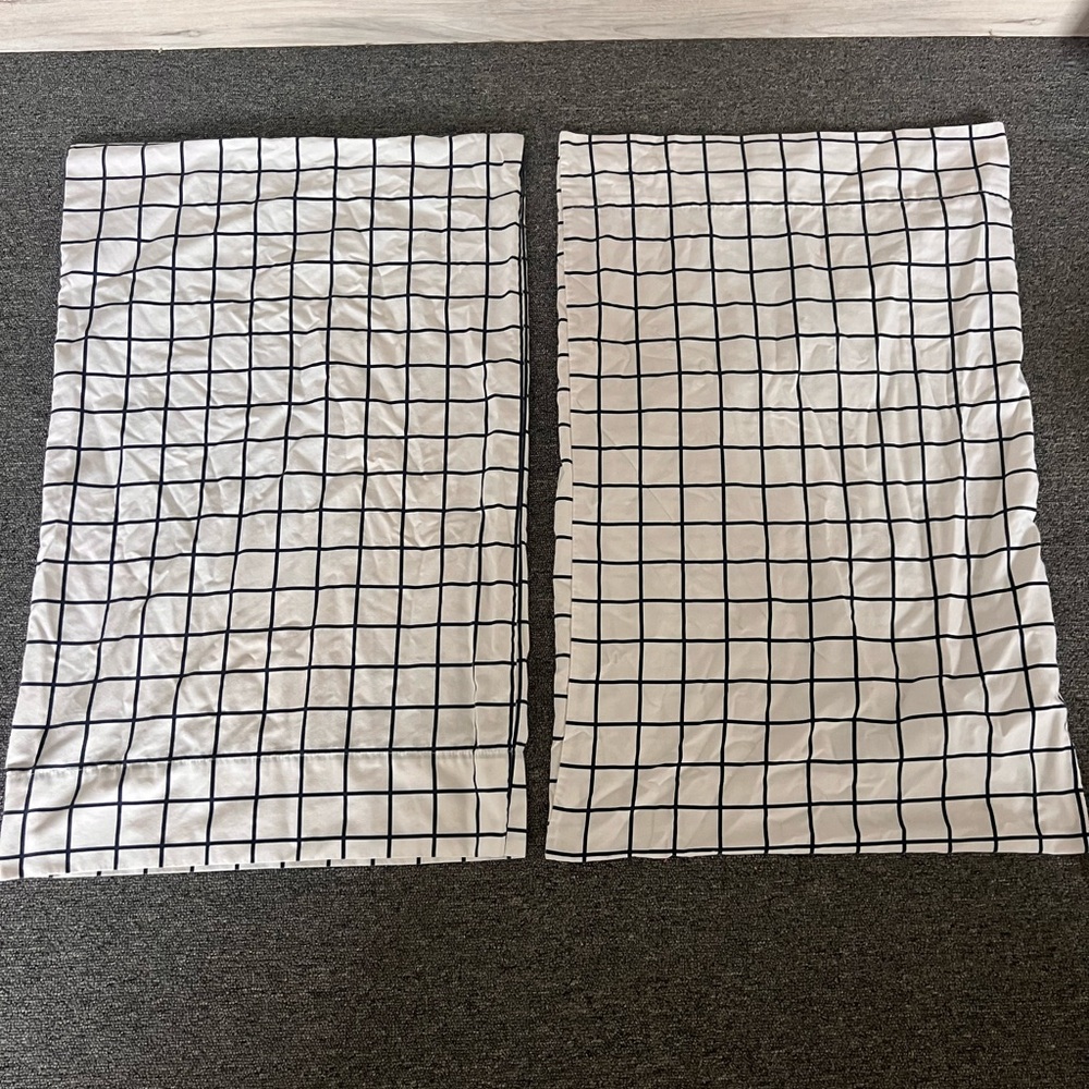 Black and White Grid Pattern Pillowcases
